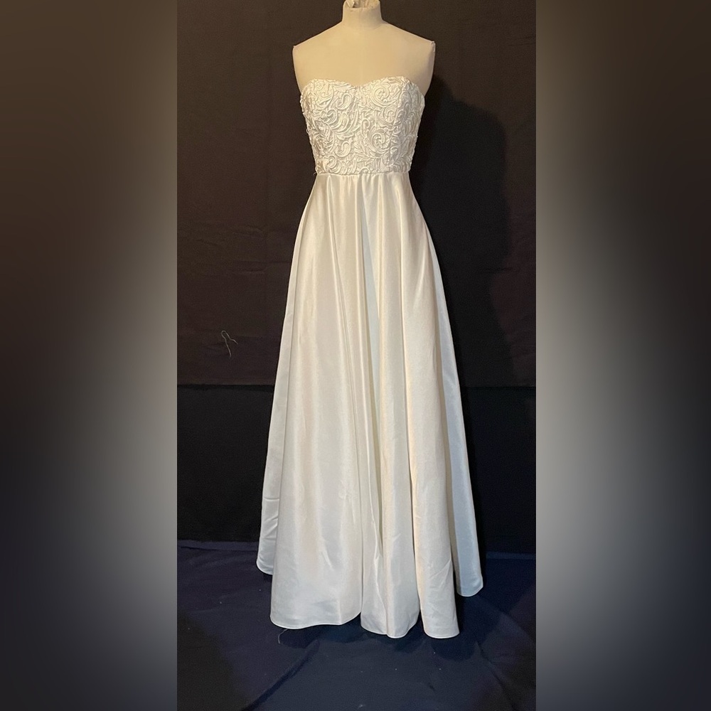 Pas De Deux, Strapless Sweetheart Full Gown Ivory Guipure Lace Corset No Train
